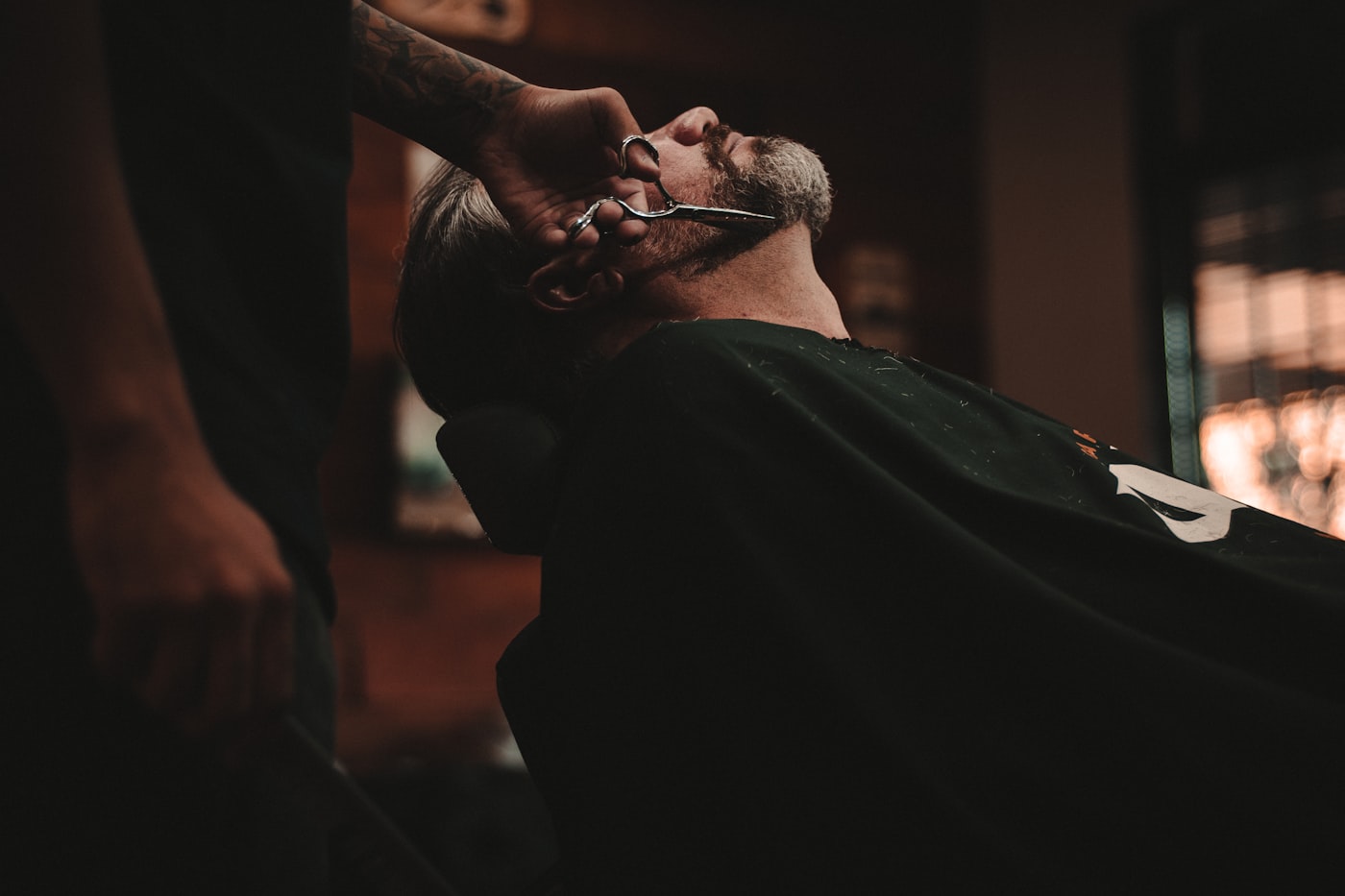 Barbero de Imperio trabajando un corte